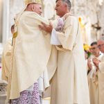 				El arzobispo Aquila saluda al diácono recién ordenado Mark Najarian durante la misa de ordenación el 14 de junio. (Foto: Daniel Petty)				