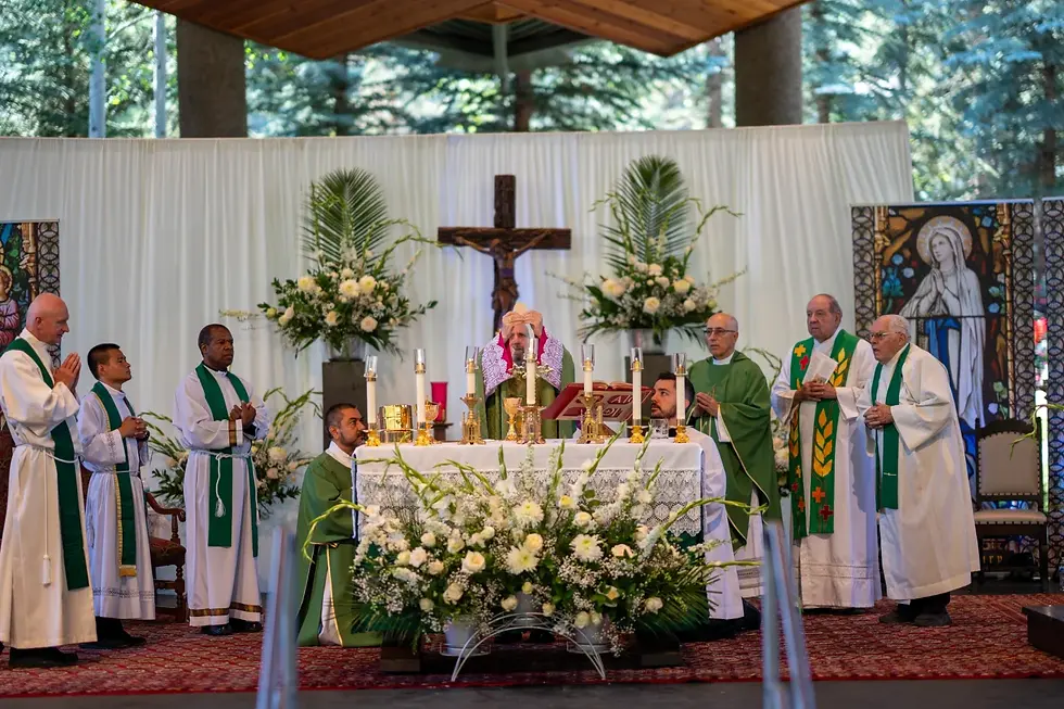 El arzobispo Samuel J. Aquila celebró una Misa en el Anfiteatro Gerald Ford de Vail el domingo 10 de agosto, mientras las parroquias católicas del valle trabajan para construir dos nuevas iglesias en el condado de Eagle. (Foto: Chris Burtschi)