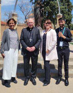(Izquiera a derecha) Dra. Pilar Calvo, obispo José Gomez, Sandra Morales y Cesar Omar Gómez Cervantes, seminarista en la arquidiócesis de Kansas City.