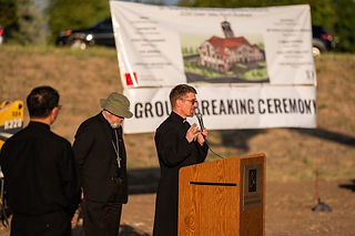 El padre Jason Wunsch habla durante una ceremonia de inauguración para la nueva iglesia de la parroq