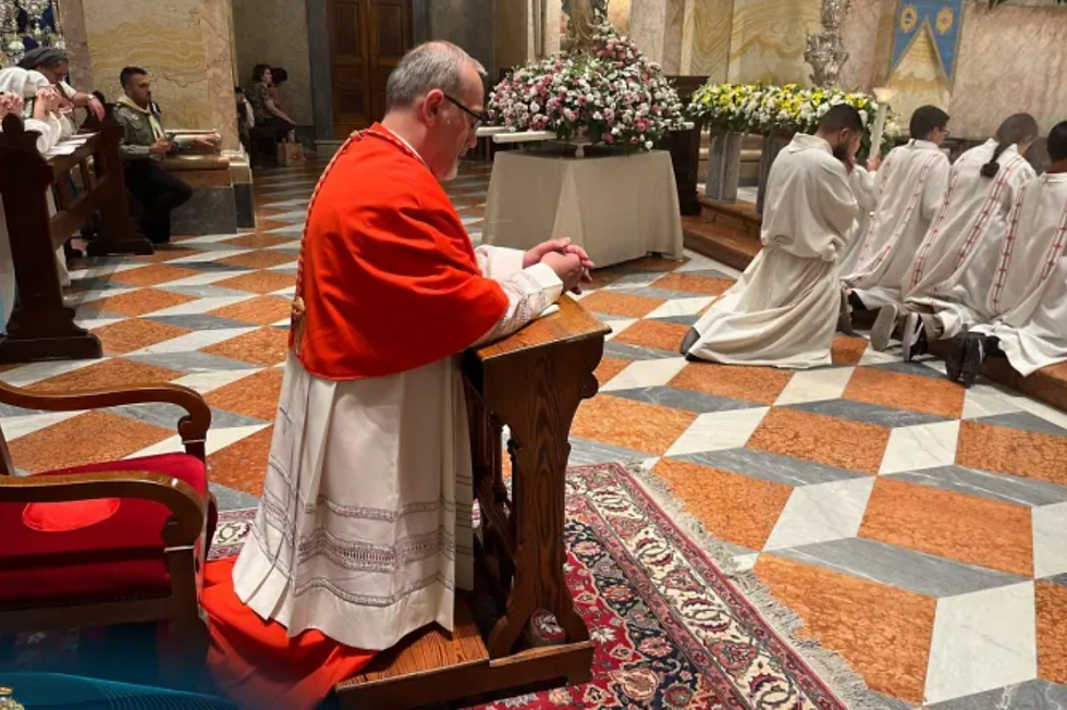 Cardenal Pierbattista Pizzaballa rezando durante la Misa de conclusión del Mes Mariano en Tierra Santa, en mayo de este año. | Crédito: LPJ