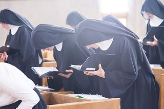 Las monjas de la abadía de Santa Walburga se reúnen durante el día para rezar la liturgia de las hor