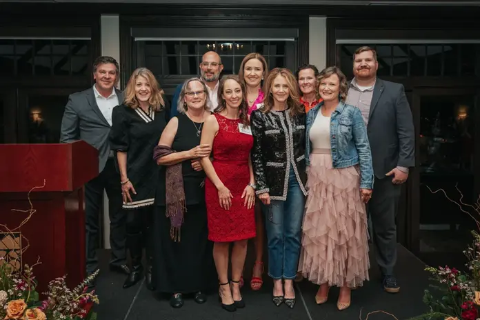 La Dra. Eve Langston y miembros de la Junta Directiva de FIRE Denver tras entregarle el Premio de Liderazgo Langston en la recaudación de fondos Hearts on FIRE 2025. (Foto cortesía de la Fundación FIRE de Denver)