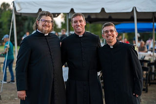 De la izquierda a la derecha: padre Nathan Goebel, padre Brady Wagner y padre Jason Wunsch en una ce