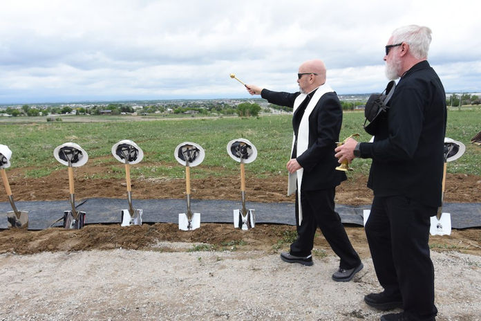 El arzobispo Samuel J. Aquila bendijo el terreno que se convertirá en la nueva parroquia de St. John Paul II en Thornton en mayo de 2025. (Foto de James Baca)