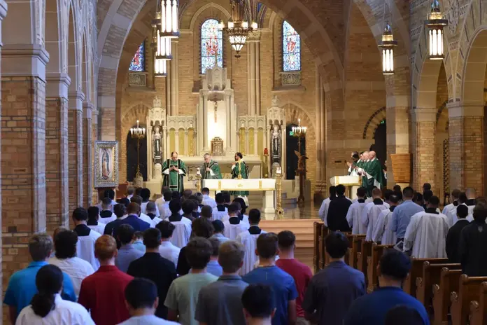 Un momento de gran alegría: unos 70 hombres se reunieron para rezar, compartir y discernir en un reciente retiro «Ven y ve» organizado por el Seminario St. John Vianney de Denver y la Oficina de Vocaciones. (Foto proporcionada)