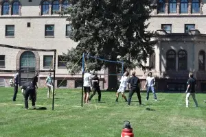 Las festividades de regreso a clases incluyeron voleibol en el patio del seminario. (Foto proporcionada)