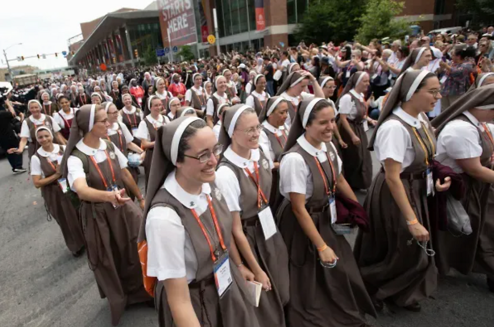 Religiosas participan en la procesión eucarística en Indianápolis. Crédito: Jeffrey Bruno