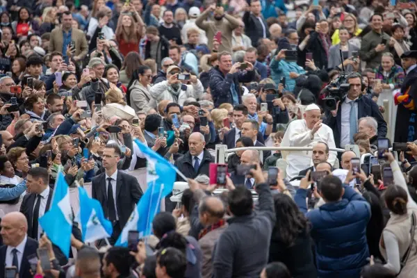El Papa Francisco entre la multitud. Crédito: Daniel Ibáñez/ EWTN News