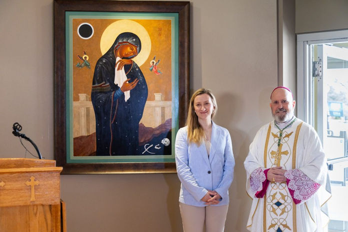 El arzobispo Samuel J. Aquila y Elizabeth Zelasko, artista sacra local, develan la Virgen María al pie de la Cruz en el Centro St. John Paul II para la Nueva Evangelización en Denver. (Foto de André Escaleira, Jr.)