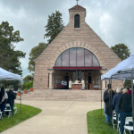 Fieles se reunieron el lunes para la Misa Anual del Día de los Caídos en el cementerio católico Mt. Olivet.