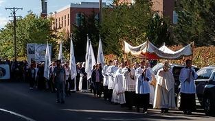 Cientos de fieles se unieron a la procesión eucarística por el fin del aborto en Denver