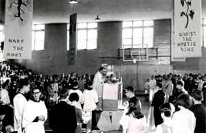 La comunidad de la Escuela Preparatoria Bishop Machebeuf en una Misa escolar en 1969. (Foto: Archivos de la Arquidiócesis de Denver)