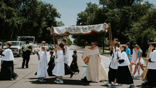 Parroquia Most Precious Blood en Denver organiza su primera procesión Eucarística con la presencia real