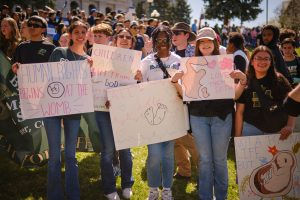 Nicole Hinojos (26′), Stephanie Cabrales (26′), Odile Sikpa (26′), Luna Ramos (26′) y Jessica Ramírez (26′) participan en la Marcha por la Vida de Colorado. (Foto cortesía de la Escuela Preparatoria Bishop Machebeuf)
