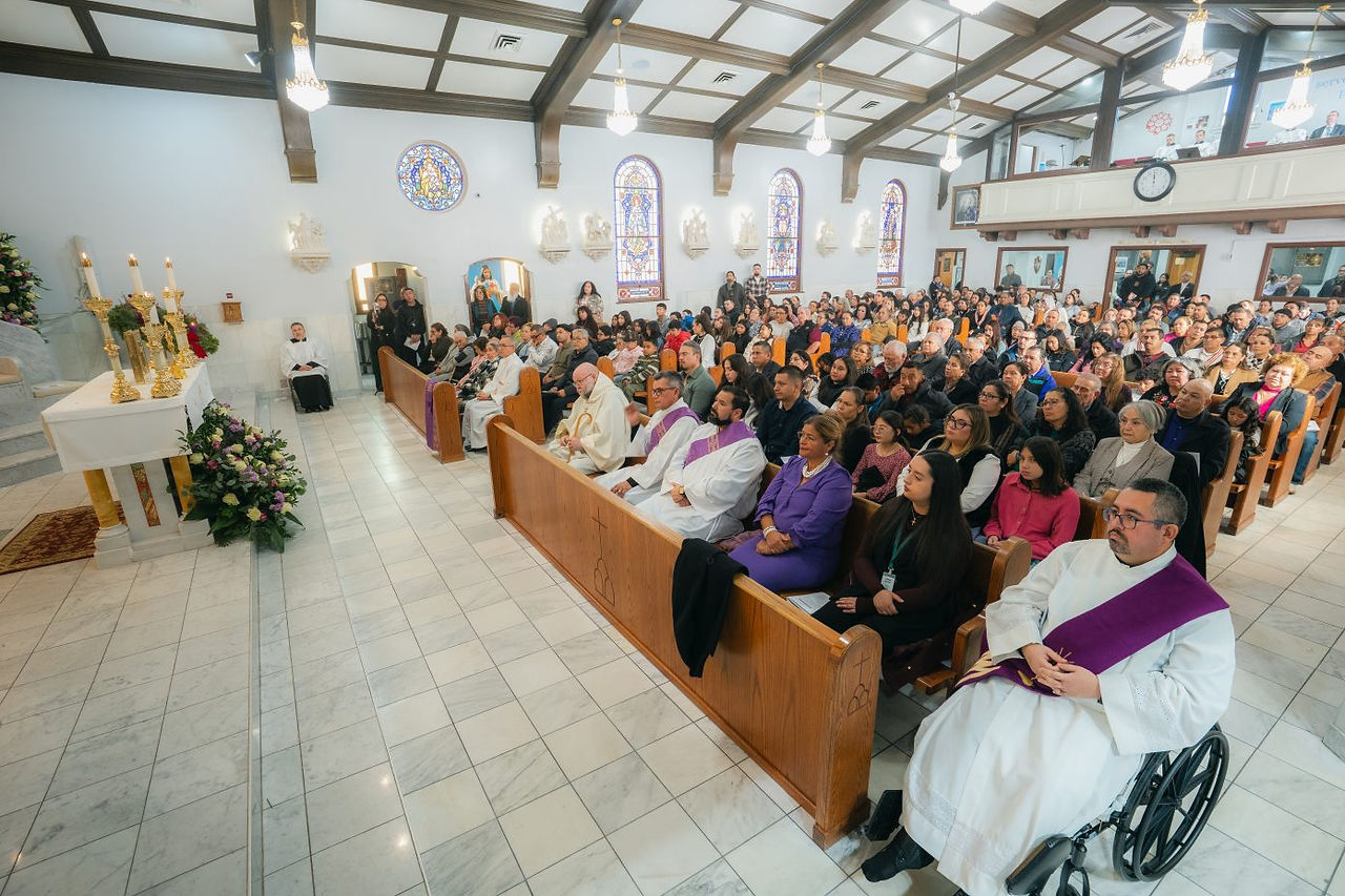 Miembros de la comunidad del Santuario de Nuestra Señora de Guadalupe en Denver, se reunieron para l