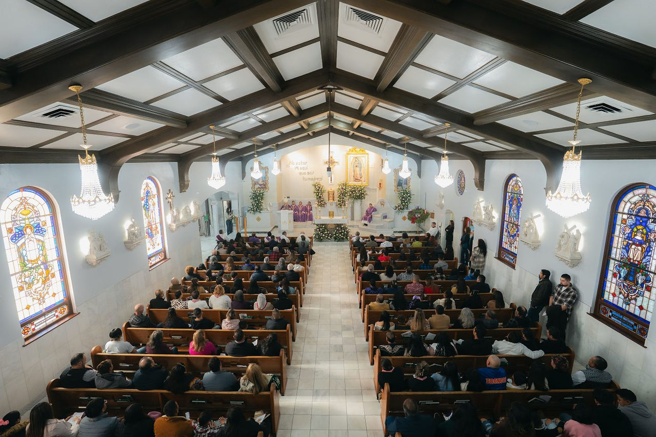 Miembros de la comunidad del Santuario de Nuestra Señora de Guadalupe en Denver, se reunieron para l