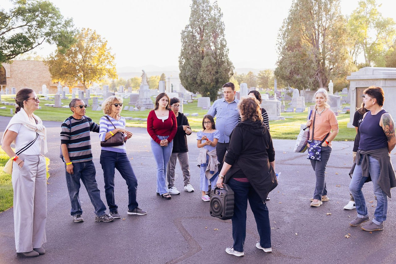 Cientos personas reunieron en el cementerio Mount Olivet para las Noches en el Cementerio el mes pas