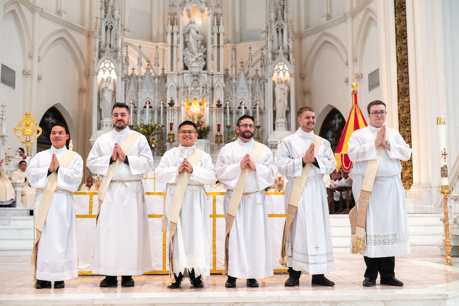 Ordenación de sacerdotes en la Catedral Basílica de la Inmaculada Concepción el 11 de mayo de 2024, en Denver, Colorado. (Foto de Daniel Petty)