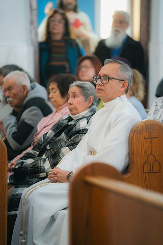 El diácono Juan Diego de María acompañado de su madre que viajo desde México para su ordenación. (Fo