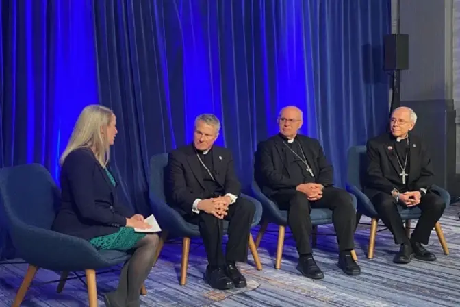 Maura Moser (izquierda), directora de la Campaña de Comunicaciones Católicas, modera un debate sobre inmigración con varios obispos de Estados Unidos en noviembre de 2025 en Baltimore. | Crédito: Shannon Mullen / National Catholic Register