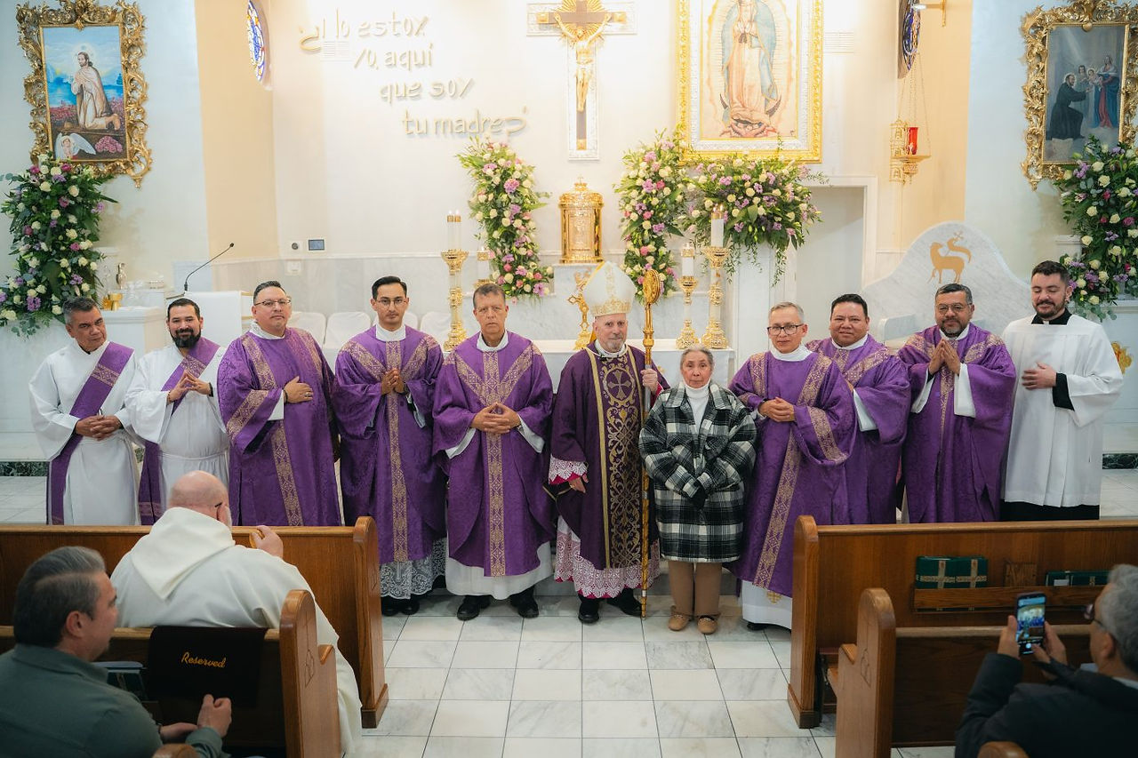 El diácono Juan Diego de María, posa con su madre, el arzobispo Samuel y otros sacerdotes y diáconos