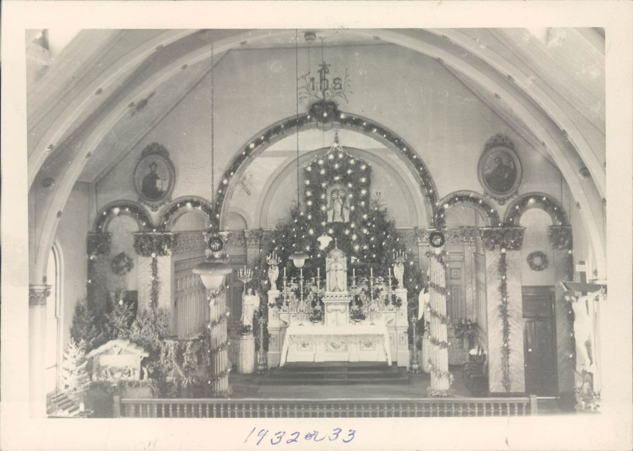 La iglesia Sacred Heart en Roggen, decorada para Navidad en 1932. (Foto de los archivos del Denver C