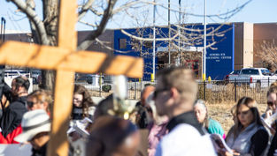 FOTOS: Cientos elevan su oración en un emotivo viacrucis por los migrantes en el centro de detención de ICE en Aurora