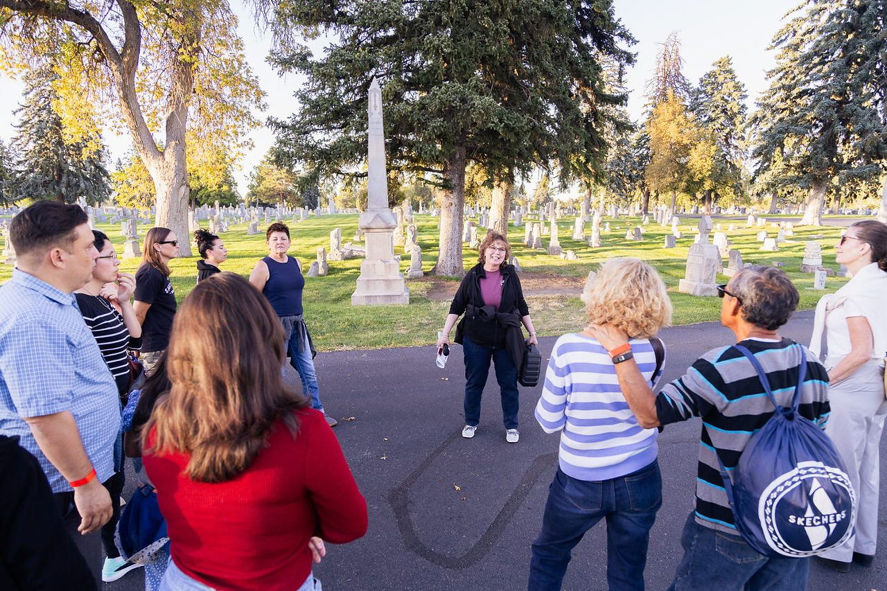 Cientos personas reunieron en el cementerio Mount Olivet para las Noches en el Cementerio el mes pas