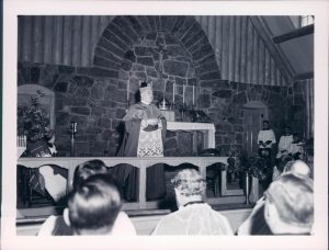 El arzobispo Urban Vehr visita la iglesia Nuestra Señora de las Montañas en 1949. (Foto: Archivos EP