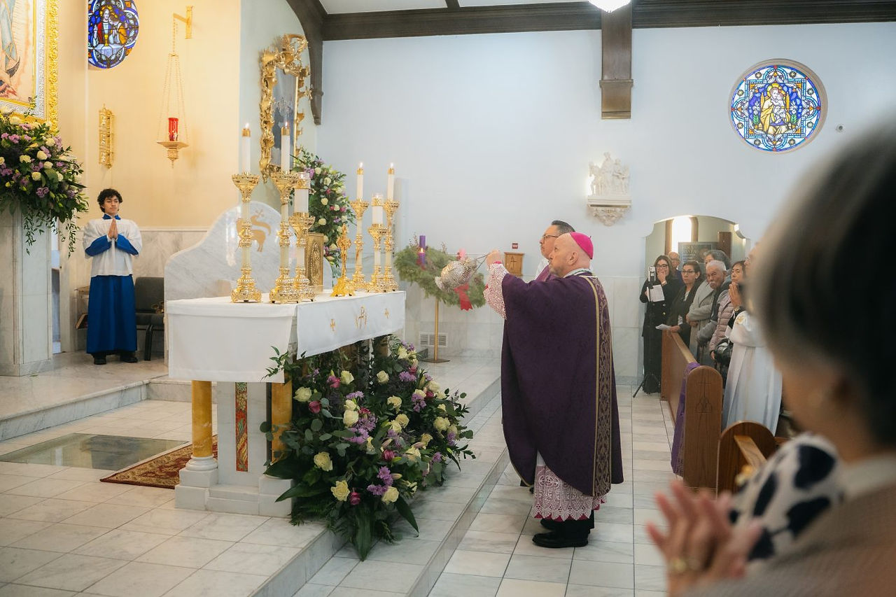 El arzobispo Samuel J. Aquila celebró la Misa de ordenación del diácono Juan Diego de María.(Foto: J