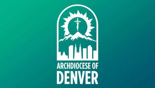 Logotipo de la Arquidiócesis de Denver. Figura de Cristo sobre montañas y un horizonte urbano en blanco sobre fondo verde azulado.