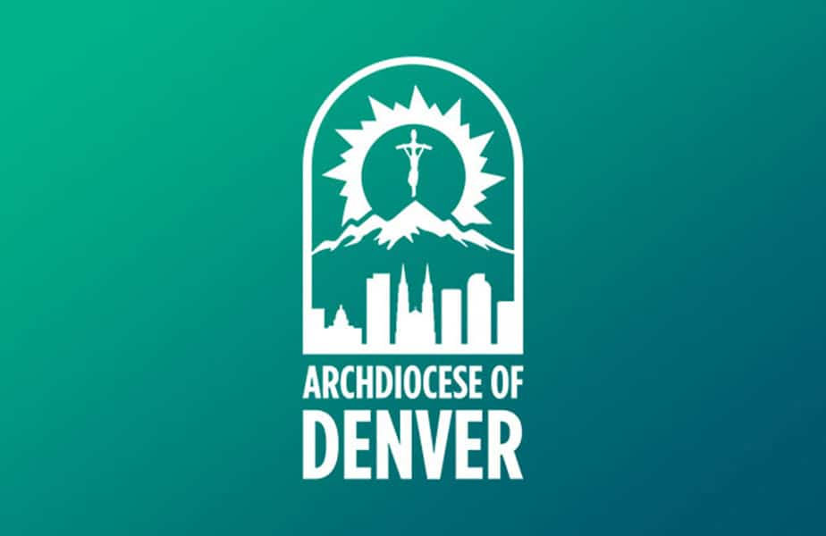 Logotipo de la Arquidiócesis de Denver. Figura de Cristo sobre montañas y un horizonte urbano en blanco sobre fondo verde azulado.