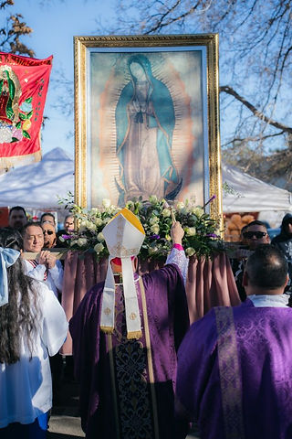El arzobispo bendice imagen de Nuestra Señora de Guadalupe a las afueras del santuario. (Foto: Juan 