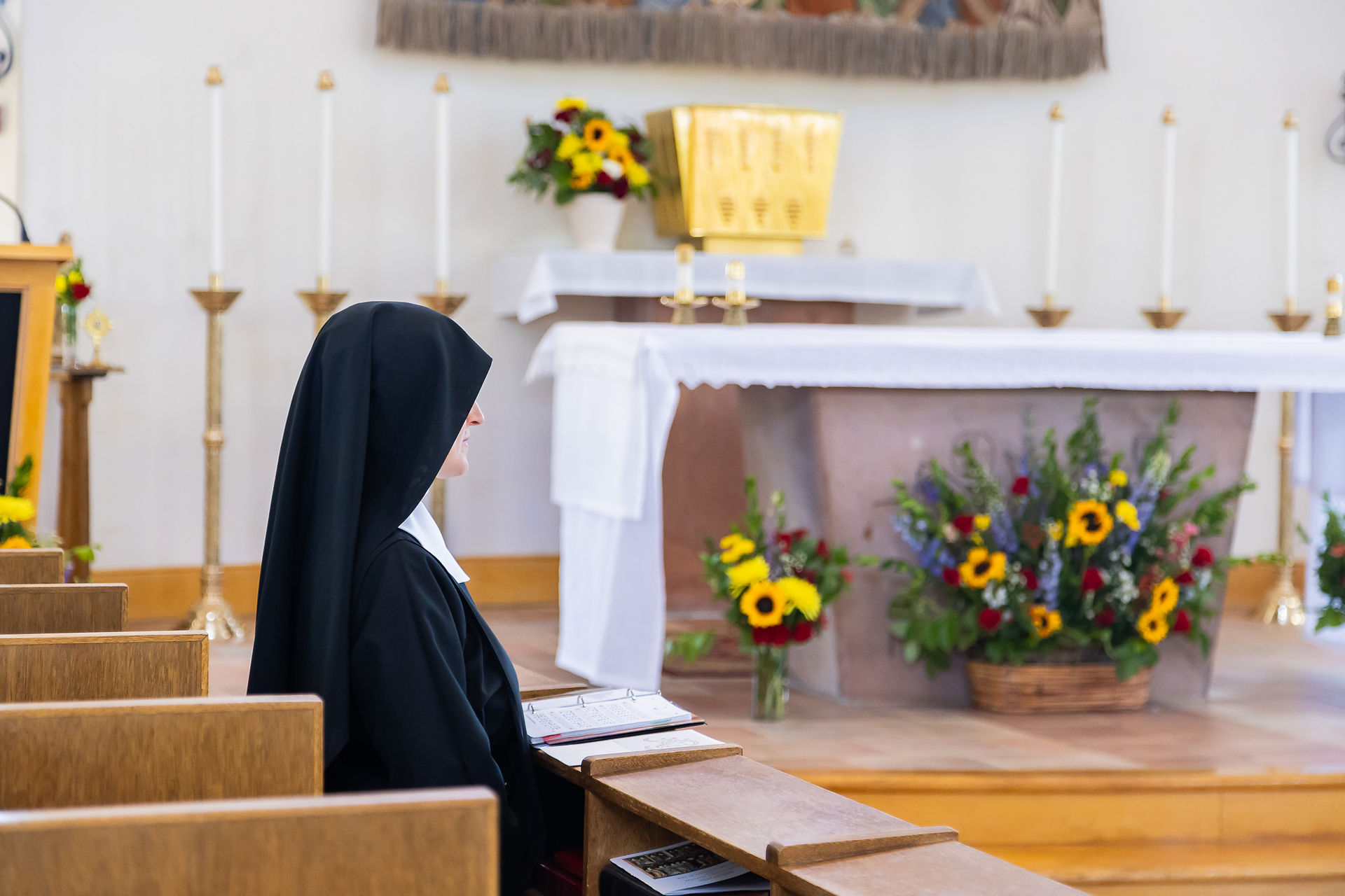 Ante todo, las monjas de la abadía de santa Walburga oran en agradecimiento a Dios y en súplica por 