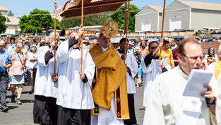 El Corazón Eucarístico de Jesús en pleno despliegue en la procesión de Arvada