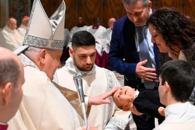 El Papa Francisco durante la ceremonia de bautizo de 21 hijos de empleados del Vaticano.(Foto: Vatican Media)