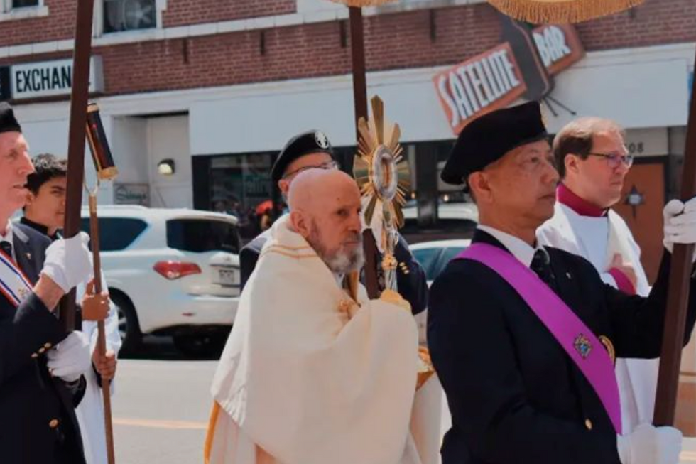 El arzobispo Samuel Aquila encabeza la procesión eucarística por la avenida Colfax de Denver el 9 de junio de 2024. | Crédito: Kate Quiñones/CNA