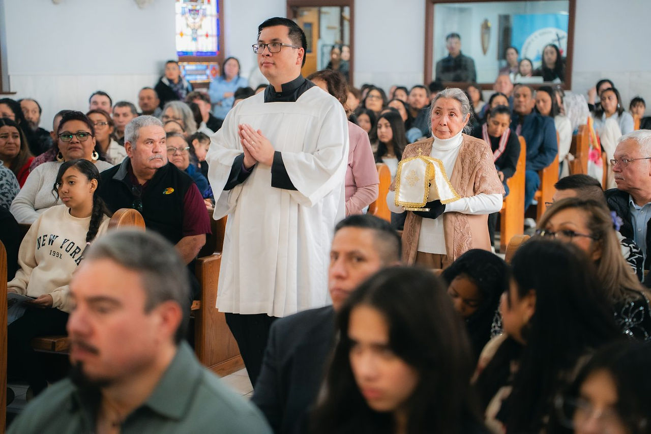 Madre del diácono Juan Diego de María llevando las ofrendas al altar. (Foto: Juan Andrés Coriat)